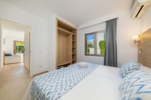 1 bedroom, free WiFi, bed sheets - 'Bon Aire N3' Apartment with Shared Pool, Wi-Fi, and Air Conditioning (Cala Ferrera)