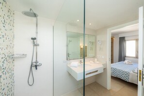 シャワー、ヘアドライヤー、タオル