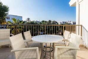 Outdoor dining - Apartment 'Aquamarina 7' with Shared Pool, Wi-Fi and Air Conditioning (Cala Ferrera)