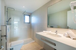 Shower, hair dryer, towels - Apartment 'Aquamarina 7' with Shared Pool, Wi-Fi and Air Conditioning (Cala Ferrera)