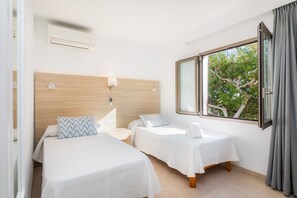 2 bedrooms, free WiFi, bed sheets - Apartment 'Aquamarina 7' with Shared Pool, Wi-Fi and Air Conditioning (Cala Ferrera)