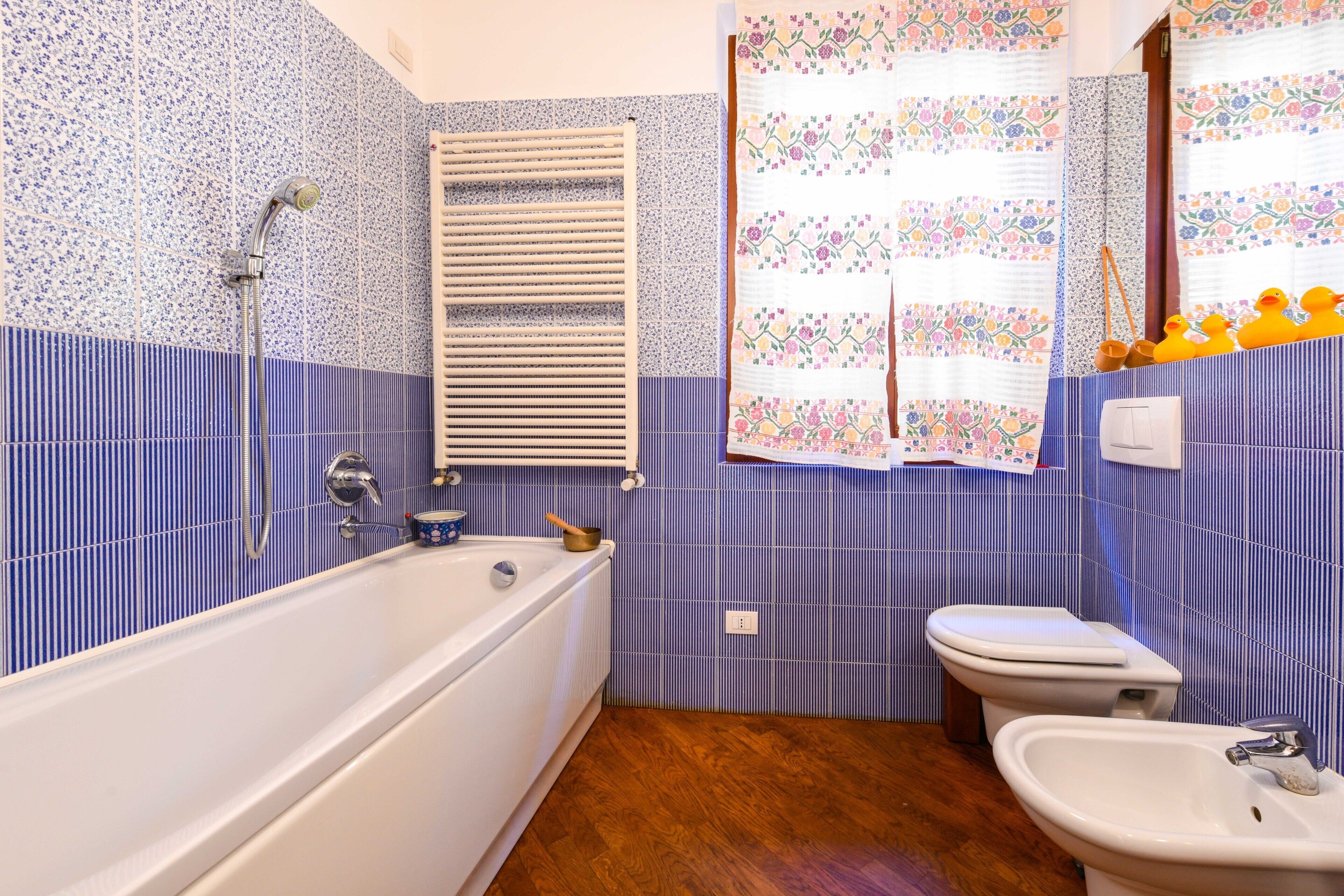 Un bagno con vasca, servizi igienici e lavabo.