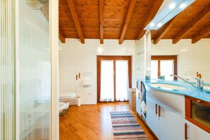 Shower, hair dryer, towels - Apartment 'Attic In The Center Of Salò' with Balcony, Wi-Fi and Air Conditioning (Salò)