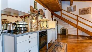 KĂŒhlschrank, Mikrowelle, Herdplatte, Wasserkocher mit Kaffee-/Teezubehör