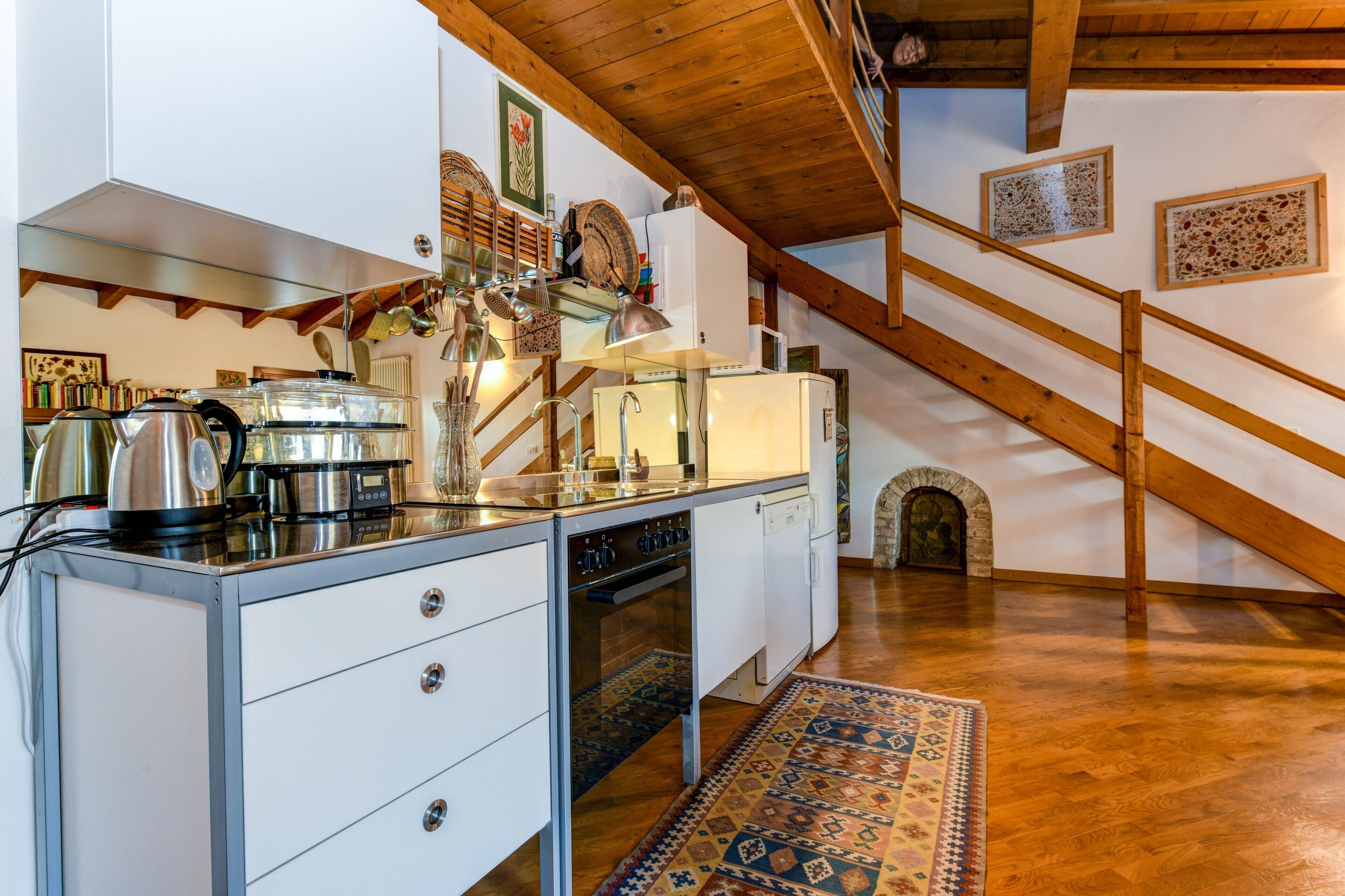 Kühlschrank, Mikrowelle, Herdplatte, Wasserkocher mit Kaffee-/Teezubehör