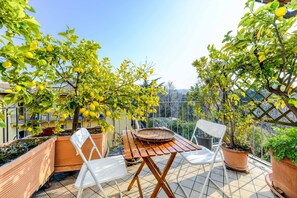 Outdoor dining - Apartment 'Attic In The Center Of Salò' with Balcony, Wi-Fi and Air Conditioning (Salò)