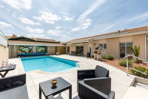 Pool - Holiday Home 'Maison Du Lion' with Private Pool, Private Terrace and Wi-Fi (Lacanau Océan)