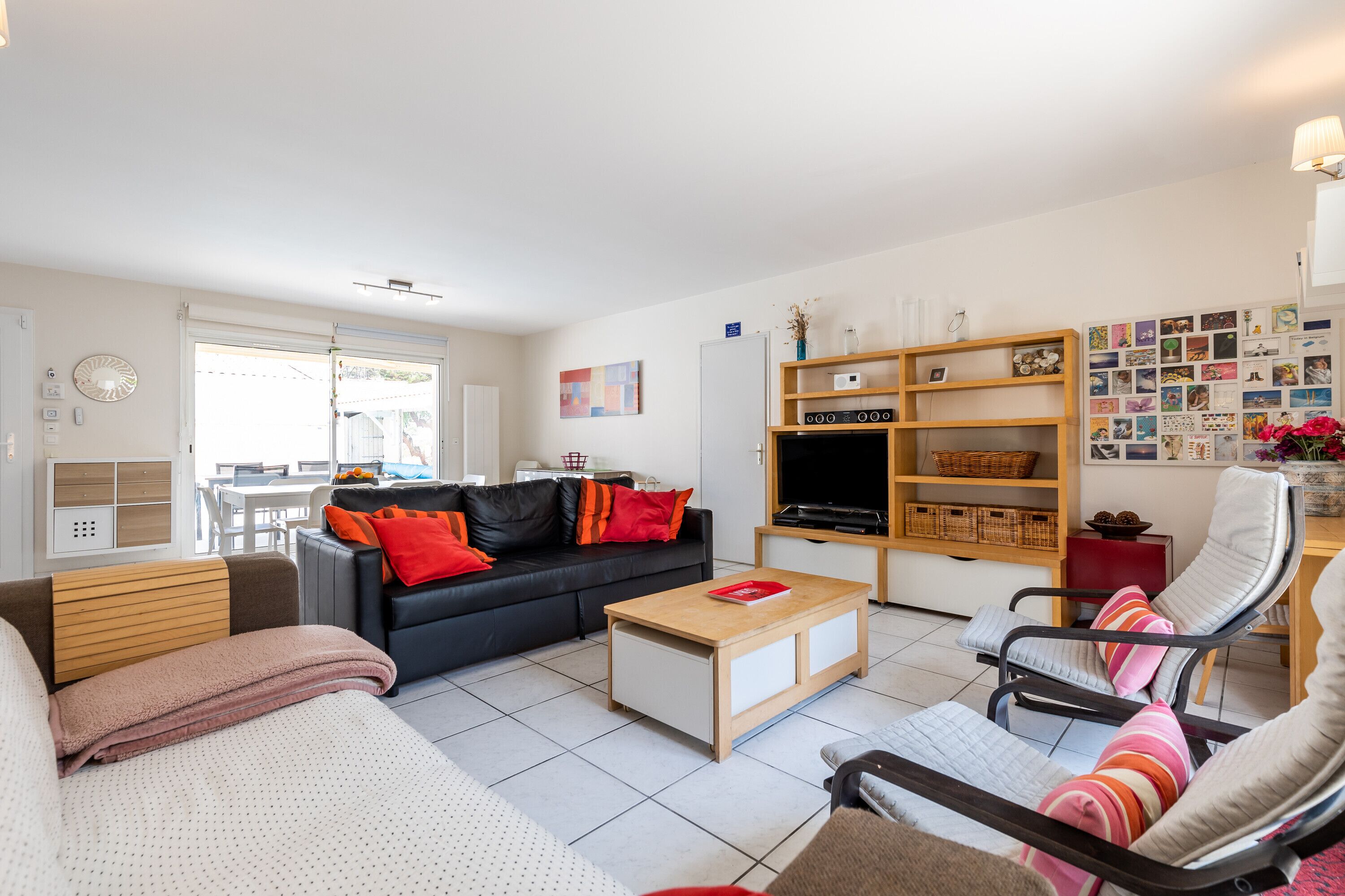 Una televisión, un reproductor de DVD, un reproductor estéreo