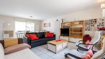 Una televisión, un reproductor de DVD, un reproductor estéreo