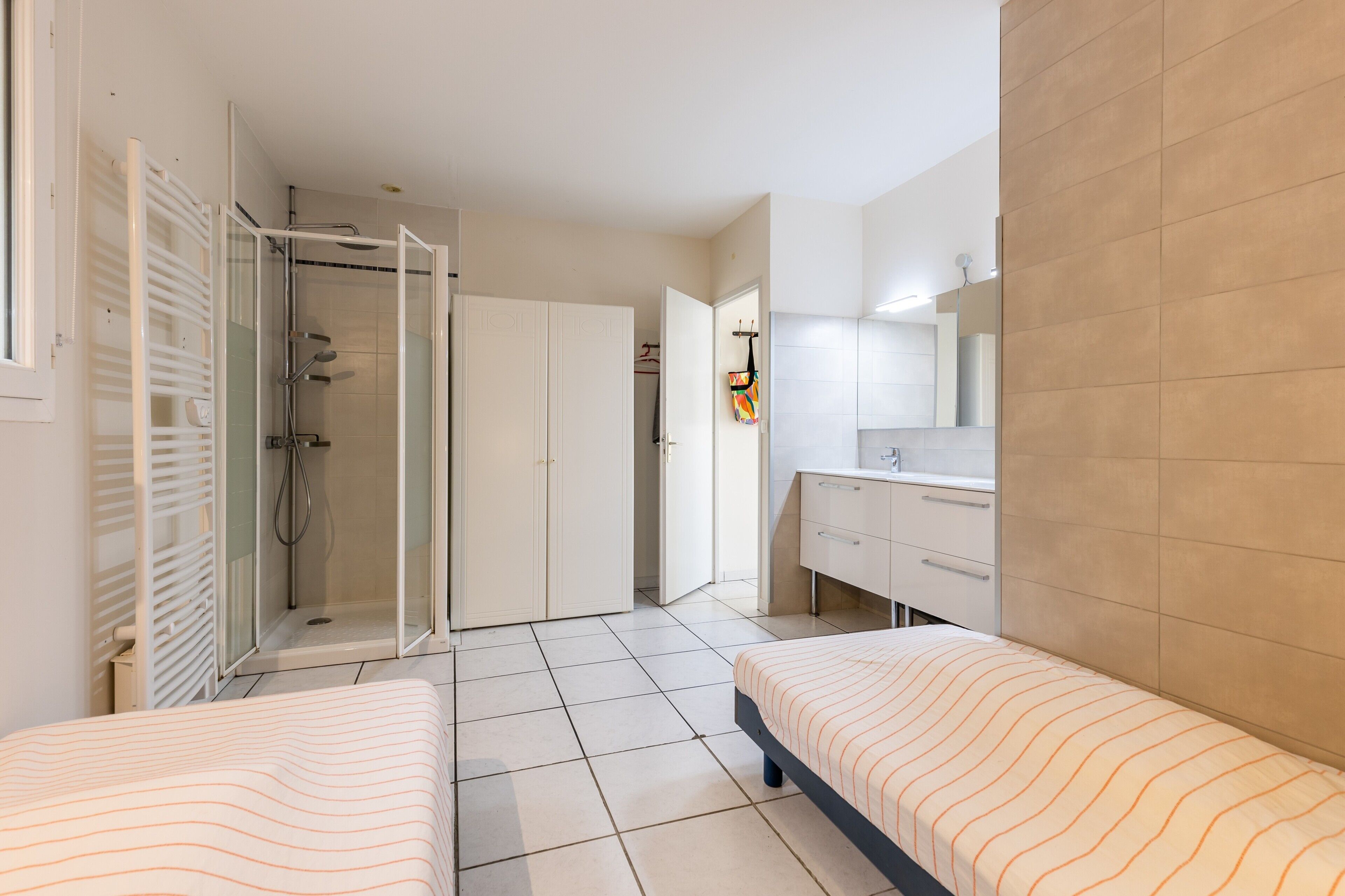 4 bedrooms, iron/ironing board, free WiFi, bed sheets