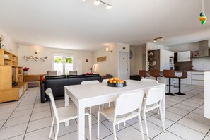 Dining - Holiday Home 'Maison Du Lion' with Private Pool, Private Terrace and Wi-Fi (Lacanau Océan)