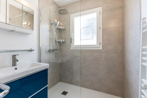 Shower, hair dryer, towels - Holiday Home 'Maison Du Lion' with Private Pool, Private Terrace and Wi-Fi (Lacanau Océan)