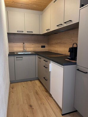 Kühlschrank, Herdplatte, Wasserkocher mit Kaffee-/Teezubehör