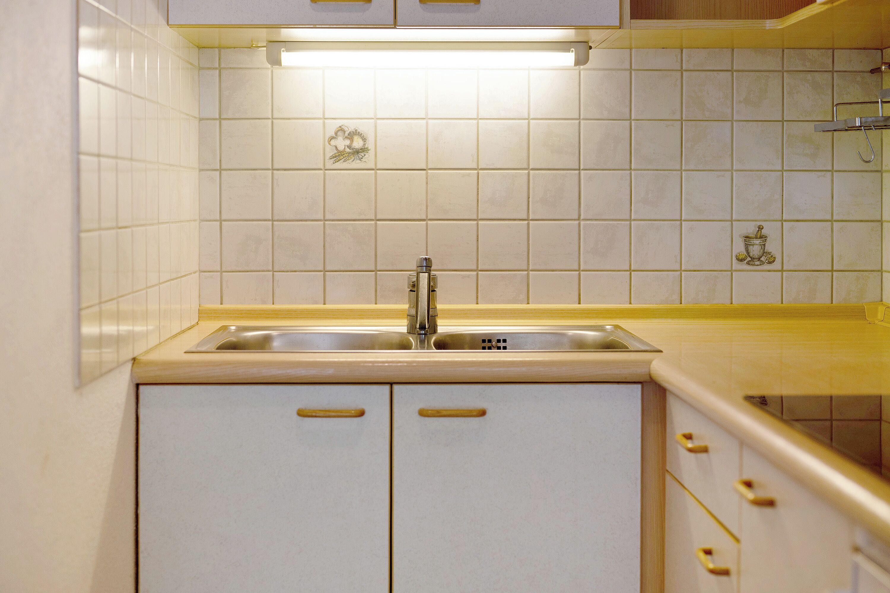 Fridge, stovetop, coffee/tea maker, electric kettle