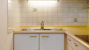 Frigorifero, piano cottura, macchina per tè/caffè, bollitore elettrico