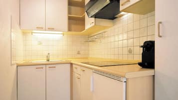 Réfrigérateur, plaque de cuisson, cafetiÚre/bouilloire