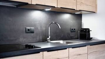 Frigorifero, piano cottura, lavastoviglie, macchina per tè/caffè