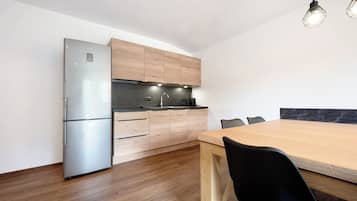 Fridge, stovetop, dishwasher, coffee/tea maker