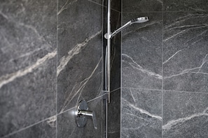 Een douche, een haardroger, handdoeken