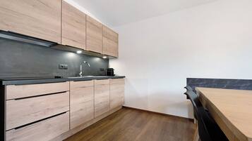 Fridge, stovetop, dishwasher, coffee/tea maker