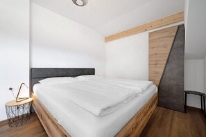 2 bedrooms, free WiFi, bed sheets - Holiday Apartment "Haus Mader 2" with Mountain View, Private Terrace & Wi-Fi (Riscone Brunico)