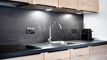 Køleskab, kogeplade, opvaskemaskine, kaffe-/temaskine