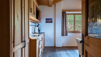 Fridge, stovetop, dishwasher, coffee/tea maker
