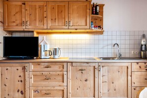 Køleskab, kogeplade, opvaskemaskine, kaffe-/temaskine