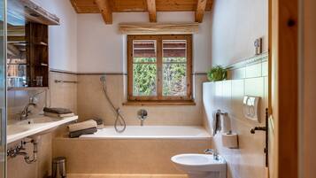 Baignoire, séchoir à cheveux, serviettes fournies