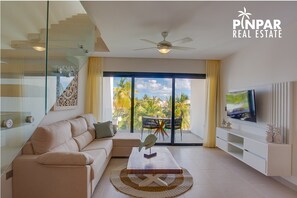 Smart TV, books - Royal Penthouse Ste/Private Picuzzi/3BR, 5 min from the beach (Punta Cana)