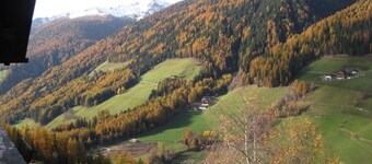 Appartement "Oberhöhe Apt Talblick" avec vue sur les montagnes, terrasse privée et Wi-Fi.