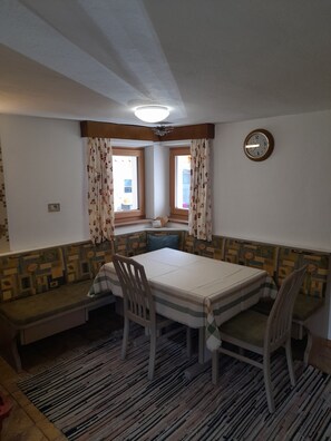 Dining - Apartment 'Oberhöhe Apt Talblick' with Mountain View, Private Terrace and Wi-Fi (Gemeinde Ahrntal)