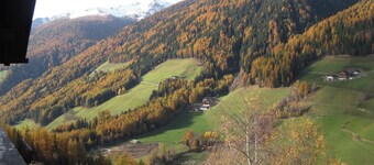 Appartement "Oberhöhe Apt Talblick" avec vue sur les montagnes, terrasse privée et Wi-Fi.