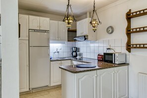 Réfrigérateur, micro-ondes, plaque de cuisson, cafetière/bouilloire