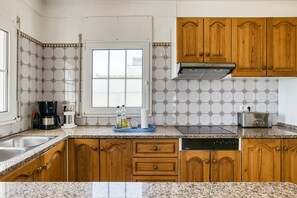 Frigorífico, microondas, placa de cocina y cafetera o tetera