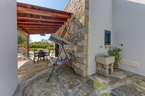 Outdoor dining - Villa Elena with Sea View, Wi-Fi, and Air Conditioning (Marina di Pescoluse)