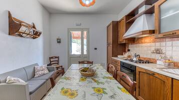 Jääkaappi, uuni, liesi, keittoastiat/astiat/ruokailuvälineet