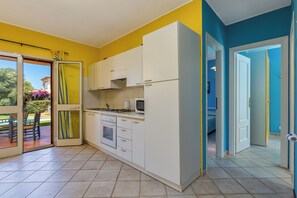 Réfrigérateur, micro-ondes, plaque de cuisson, bouilloire électrique