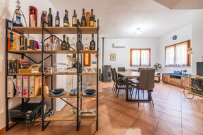 Dining - Holiday Home 'Casa Vacanza Mar Mediterraneo 21' with Private Terrace, Garden and Wi-Fi (Quartu Sant Elena)
