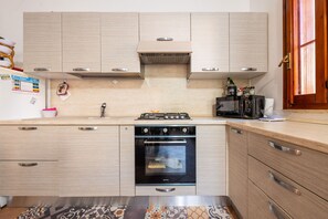 冷蔵庫、電子レンジ、オーブン、コンロ