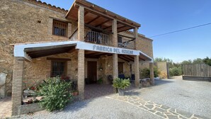 A stone building with a balcony and a sign reading 'FABRICA DEL AZUCAR'.