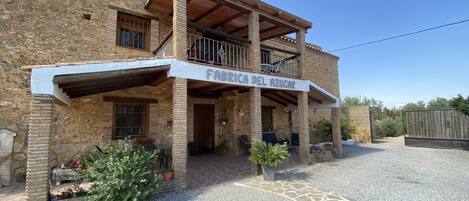 المنشأة من الخارج