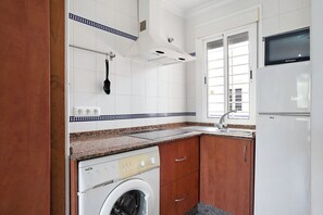 Een koelkast, een magnetron, een kookplaat