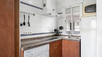 Een koelkast, een magnetron, een kookplaat