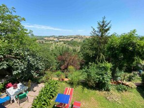 Outdoor dining - Apartment 'Via Verdi 14' with Sea View, Shared Terrace and Wi-Fi (Mondolfo)