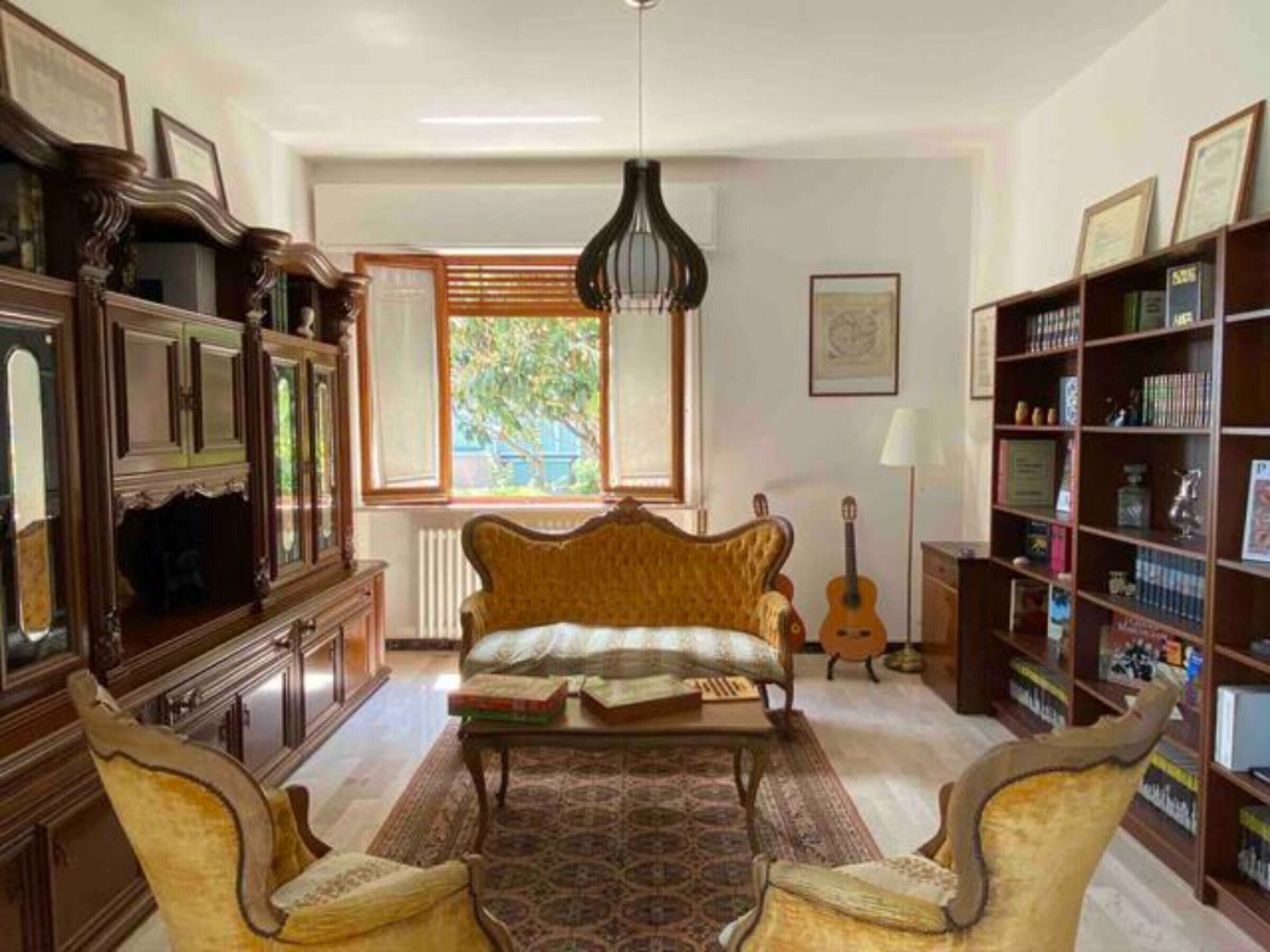 Een televisie en een open haard