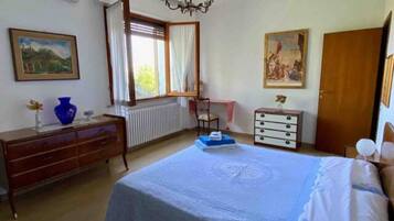 3 makuuhuonetta, silitysrauta/-lauta, ilmainen Wi-Fi, vuodevaatteet