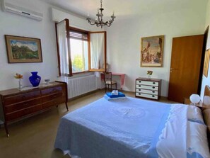3 bedrooms, iron/ironing board, free WiFi, bed sheets - Apartment 'Via Verdi 14' with Sea View, Shared Terrace and Wi-Fi (Mondolfo)