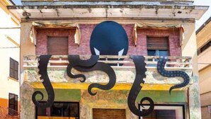 A building with a distinctive black and white abstract design on the facade, a wooden door, and windows with blinds. - Apartment 'Via Verdi 14' with Sea View, Shared Terrace and Wi-Fi (Mondolfo)