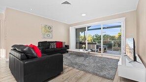 Smart TV - Shearwater is a spacious 3-bedroom townhouse located just an easy 280m stroll from the beach (Korora)